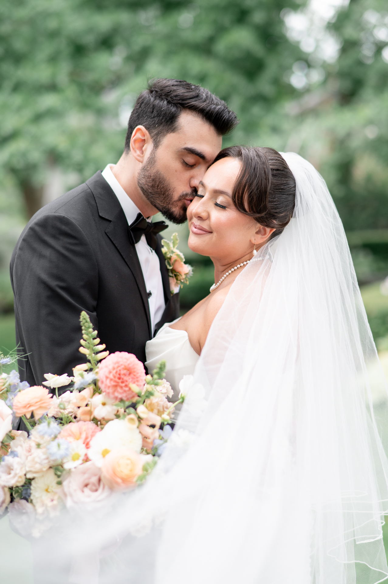 Bride and Groom portraits at the Doctor's House, taken by Jenn Kavanagh Photography
